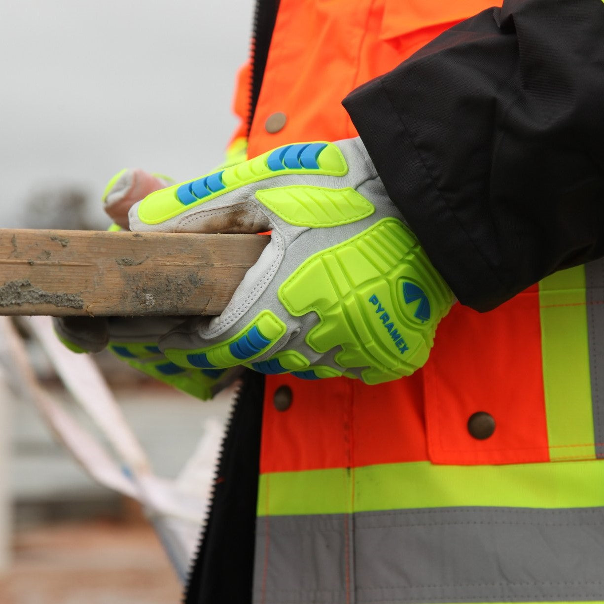 Pyramex GL3004CW Premium Grain Goatskin High Visibility Leather Driver Gloves worn by construction worker