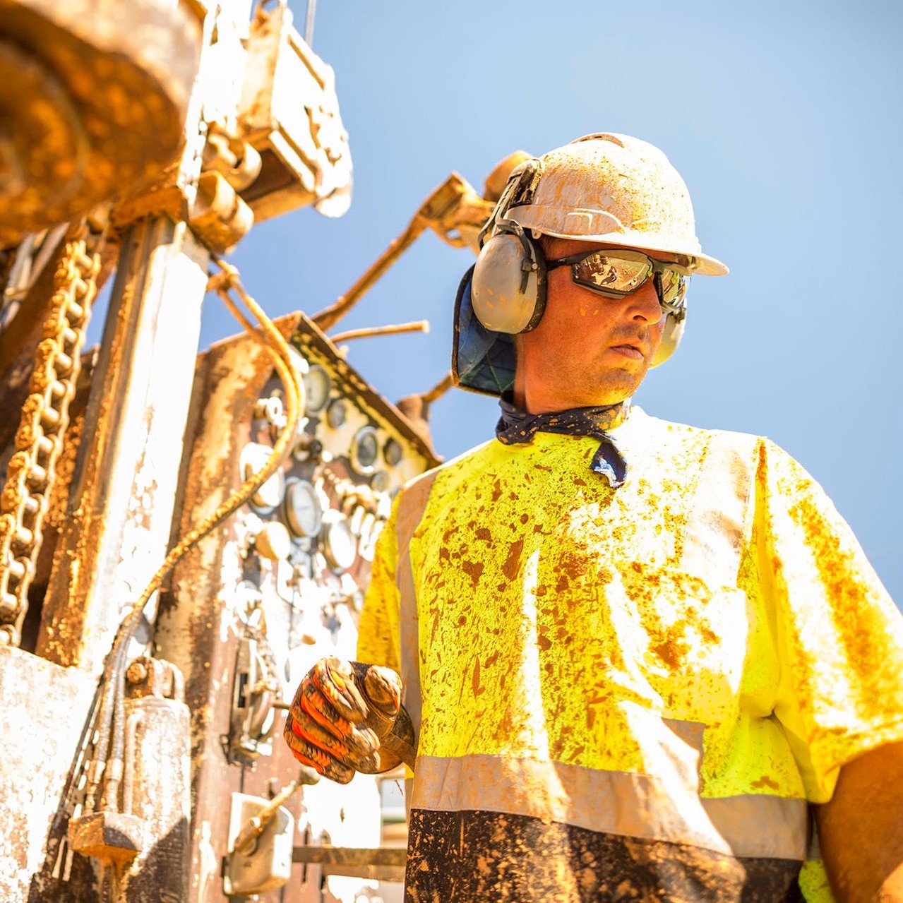 Pyramex RTS2110B Hi-Vis T-Shirt worn with hard hat, earmuffs, and safety glasses