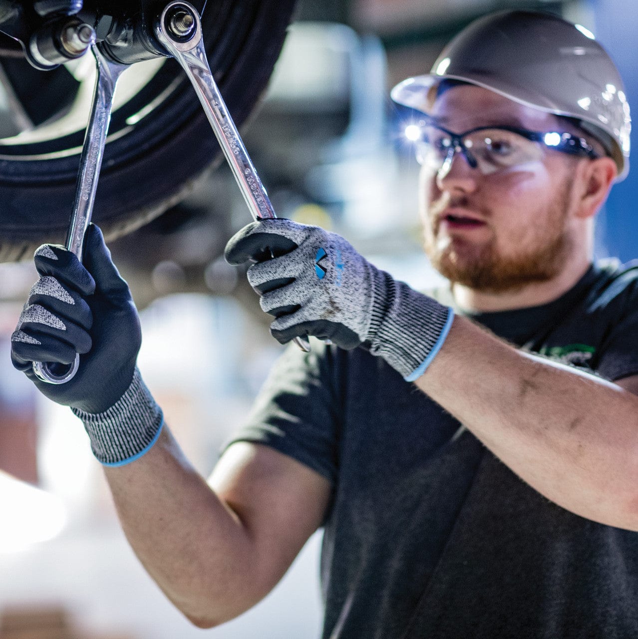 Pyramex GL602C3 Cut-Resistant A2 Work Gloves worn by a mechanic