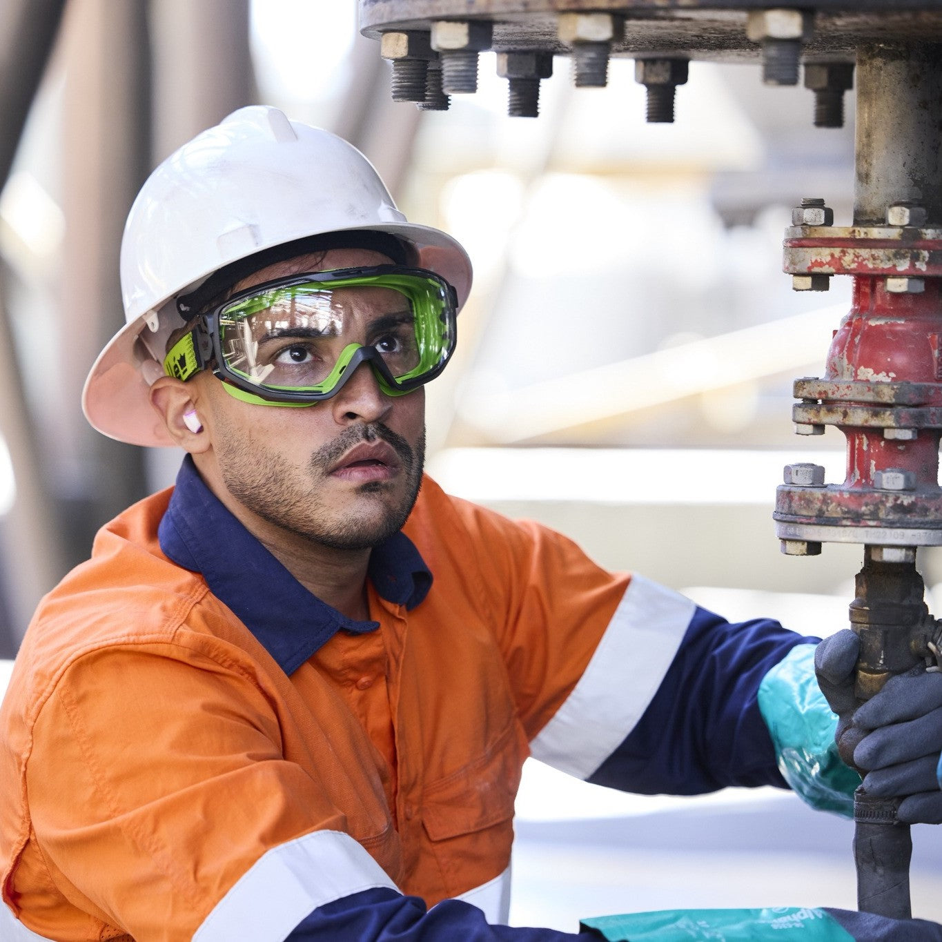 Worker wearing Bolle Universal Goggles with Clear Anti-Fog Lens