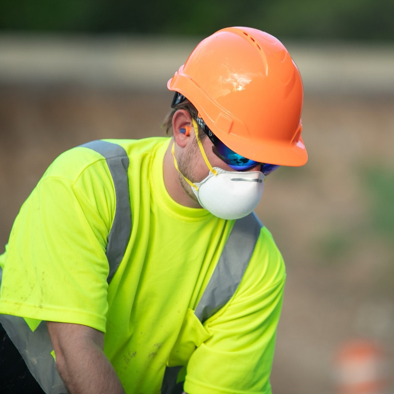 Pyramex RTS2110B T-Shirt worn with hard hat and dust mask