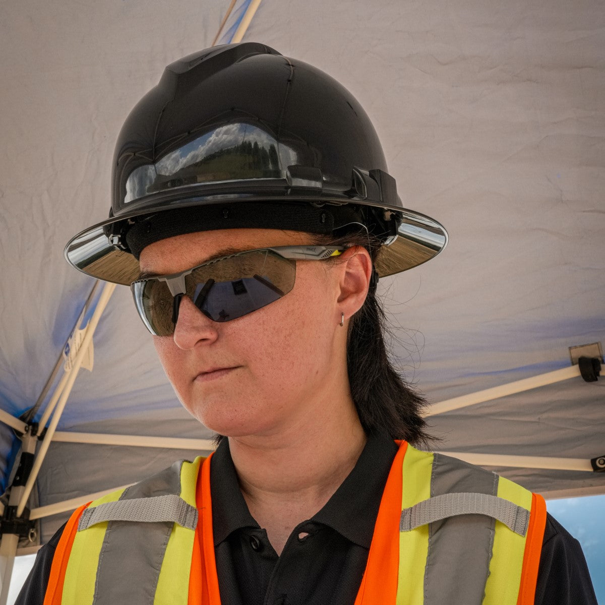 Pyramex Ridgeline T2 Full Brim Hard Hat Black worn by construction worker