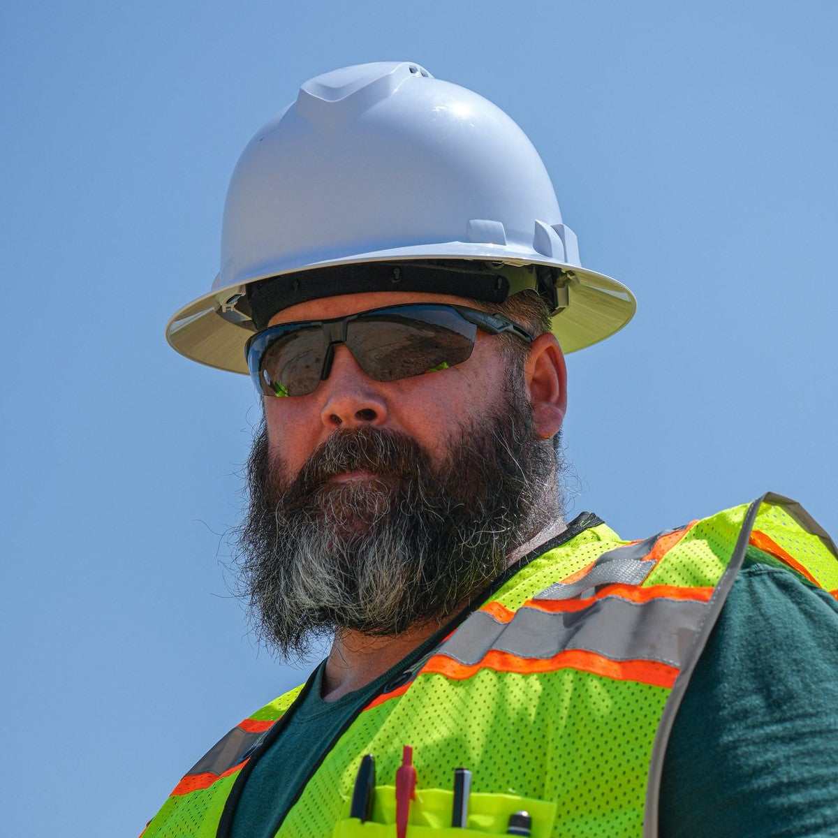 Pyramex Ridgeline T2 Full Brim Vented Hard Hat White worn by construction worker