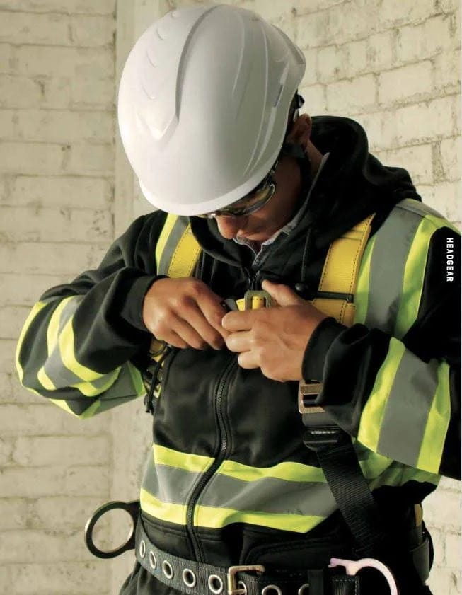Worker wearing the Pyramex RSZH3411 Sweatshirt with fall protection